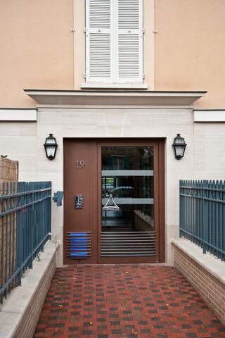 Flache Außenwandleuchte in klassischer Halblaternenform – Place des Vosges 3 Nr. 02 | Roger Pradier
